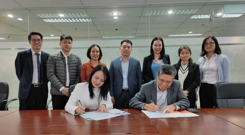 Hình ảnh ký kết Go-Live dự án giữa chị Đinh Hồng Hạnh và anh Phan Dương